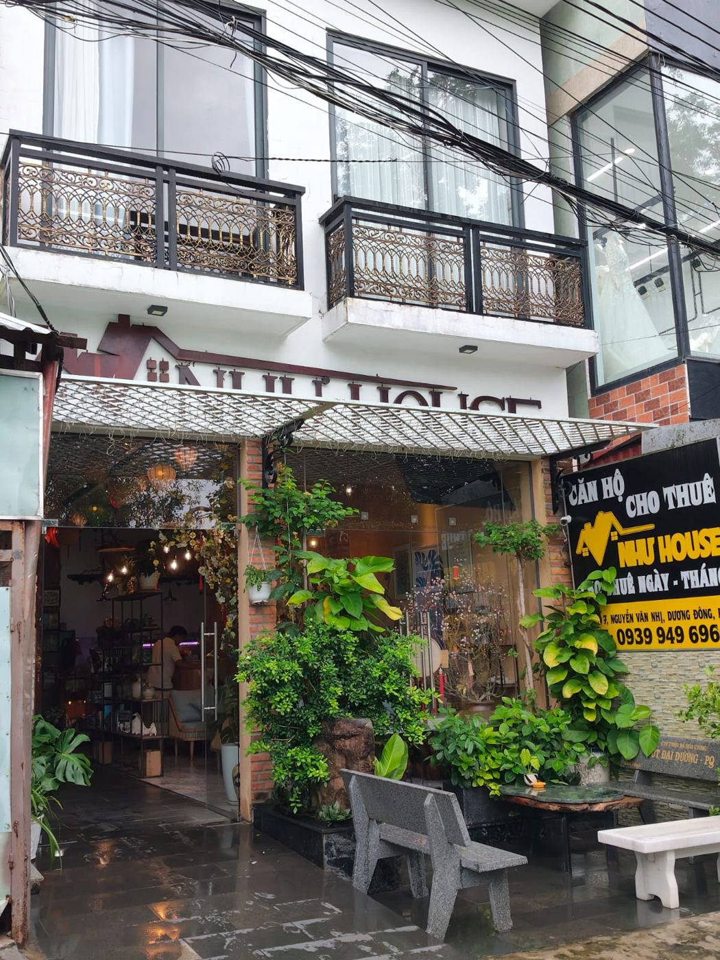 Mặt tiền Như House với biển hiệu vàng đen
